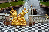 San Pietroburgo - Reggia di Peterhof, dettaglio della grande cascata